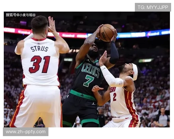 杰伦-布朗手感冰凉，凯尔特人半场仍领先公牛22分